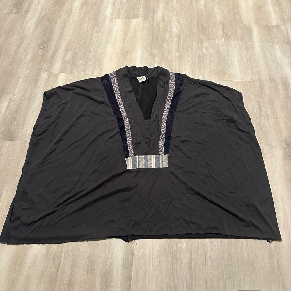 Akemi + Kin Gray V Neck Top Sz M